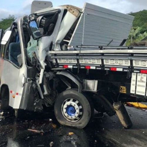 Micro-ônibus que se envolveu em acidente com vítima fatal na BR-116, tinha como destino Gavião