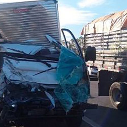 Colisão entre dois caminhões deixa um morto na BR-324