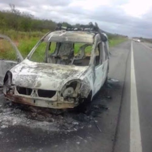 Ambulância pega fogo na estrada enquanto transportava paciente