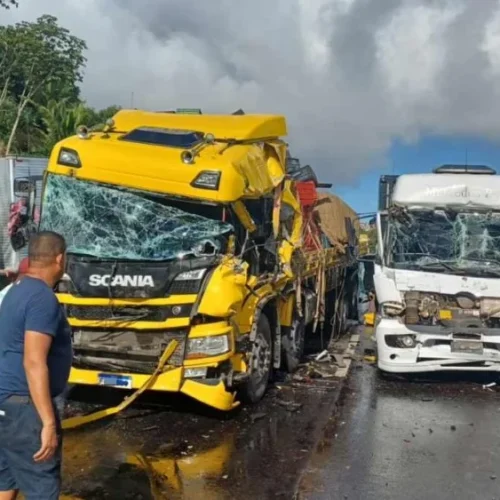 Acidente entre oito veículos deixa trânsito parado na BR-324; engarrafamento chegou a cerca de 10km