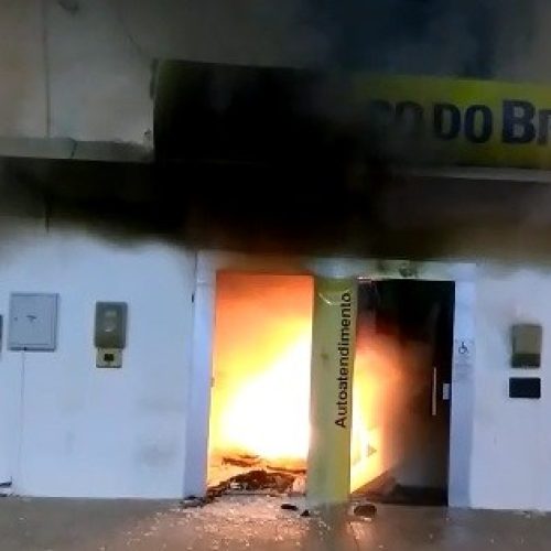Banco do Brasil de São Domingos pega fogo depois de tentativa de explosão dos caixas eletrônicos