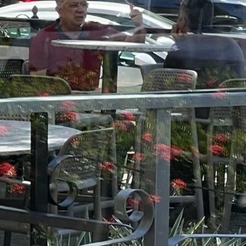 Consolando? Foto mostra Carlos Matos e Zé Ronaldo conversando após o anúncio da chapa de ACM