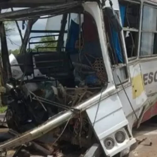 Três pessoas morrem em colisão entre carreta e ônibus na BR-116, em Tucano