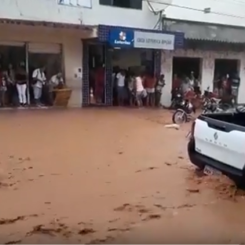 Chuva alaga ruas de Baixa Grande