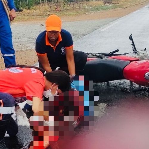 R. do Jacuípe: Colisão entre carro e moto deixa homem gravemente ferido no Bairro Santa Mônica