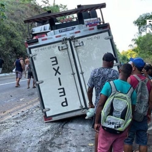 Caminhão tomba na BR-101 próximo a Eunápolis; veículo transportava 10 toneladas de peixes