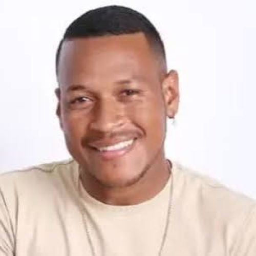 Cantor de forró morre em acidente de carro em rodovia na Bahia