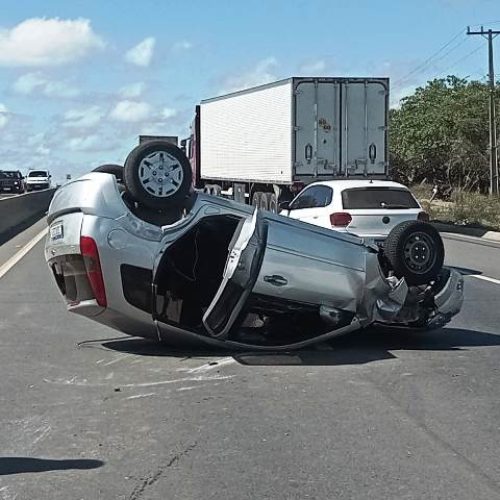 Capotamento na BR-116 Norte deixa 4 adultos e 1 criança feridos