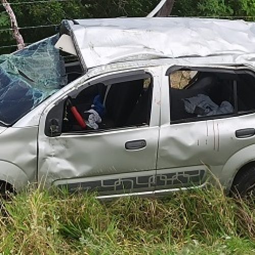 Capotamento na BA 120 deixa quatro feridos