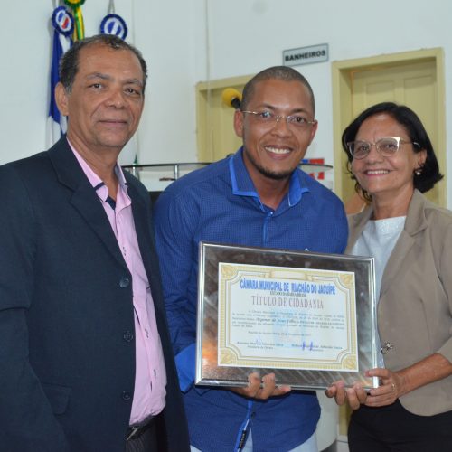 Agenor Filho recebendo o título das mãos de Catarina Roma - Vereadora e o vice prefeito Catarino Rios [ Fotos: Jota Neto]