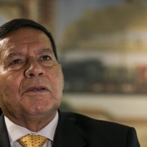 Acusado de tortura por Geraldo Azevedo e Haddad, Mourão fala em ‘mentira ridícula’ e ameaça processar