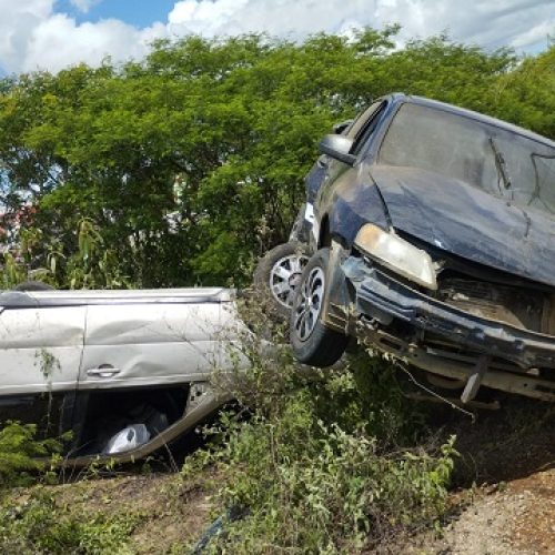 R. do Jacuípe: Acidente de trânsito entre dois veículos deixa cinco pessoas feridas