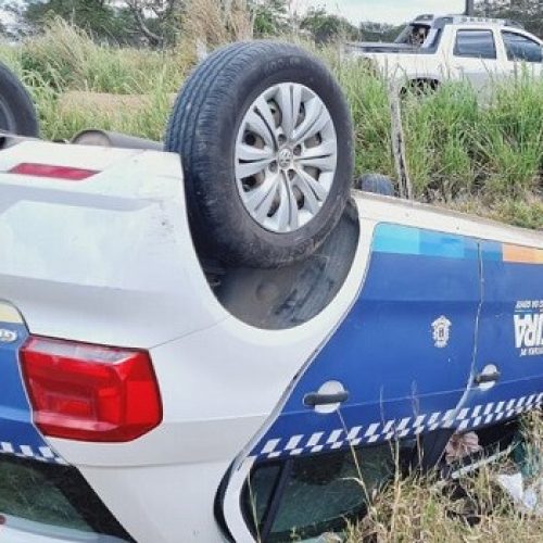 Veículo da prefeitura capota após tentar desviar de animal no distrito de Bonfim de Feira