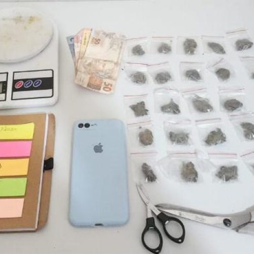 Suspeito foge e PM apreende drogas em Irará durante patrulhamento tático