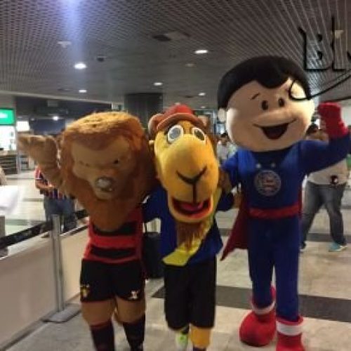 Mascotes participam de ação no aeroporto de Recife