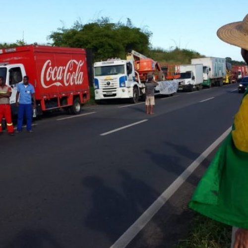 Greve dos caminhoneiros: no 8° dia, há protestos na BR-324 e BR-116