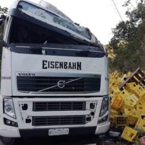 Santo Antônio de Jesus: Carreta carregada de cerveja tomba na BR-101 e é saqueada