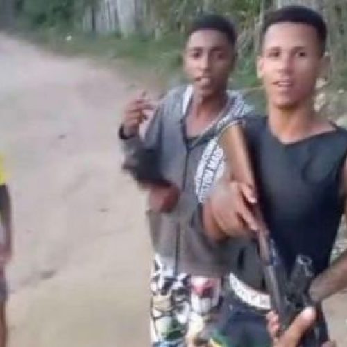 Foragido que posava armado na web é reconhecido por PMs na Micareta de Feira