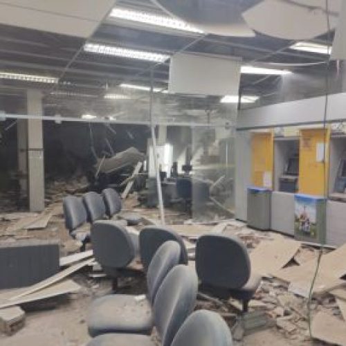 Conceição do Almeida: Grupo explode agência bancária, mas não consegue levar dinheiro