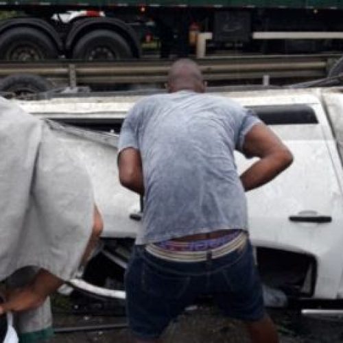 Policial morre e outro fica ferido após capotamento de viatura na BR-324