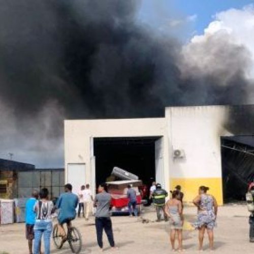 Feira de Santana: Fábrica de colchões pega fogo e dono estima prejuízo em R$ 500 mil