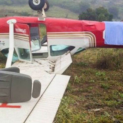 Rui Barbosa: Avião emborca após pouso forçado em zona rural