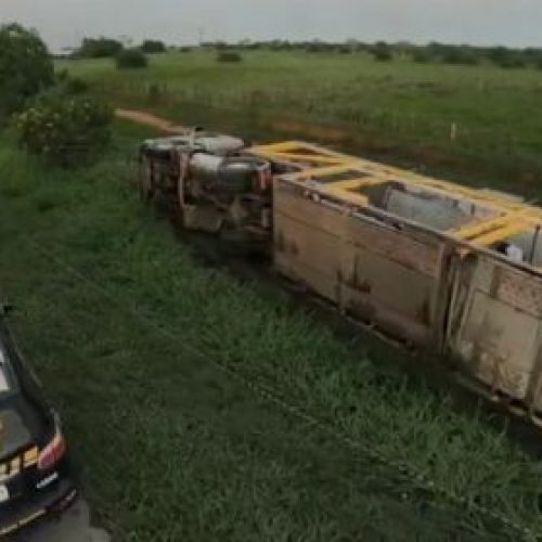 Caminhão cegonha tomba e danifica onze carros em Vitória da Conquista