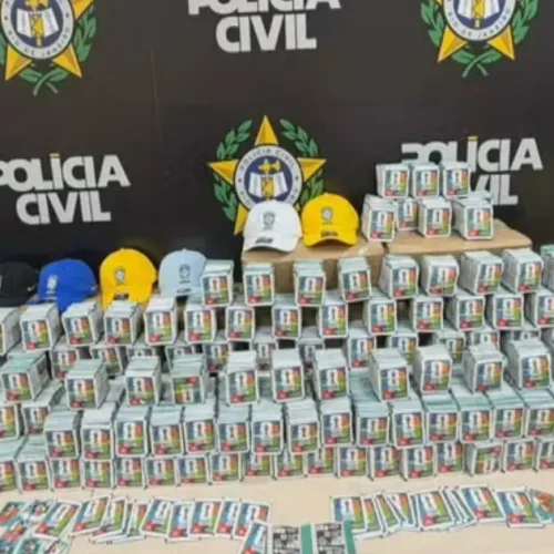 Carregamento com 200 mil figurinhas falsas da Copa do Mundo é apreendido pela Polícia Civil no RJ