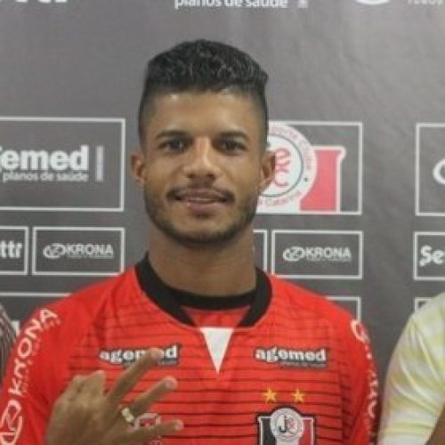 Faltam poucos detalhes para Vitória acertar com lateral-direito Caíque