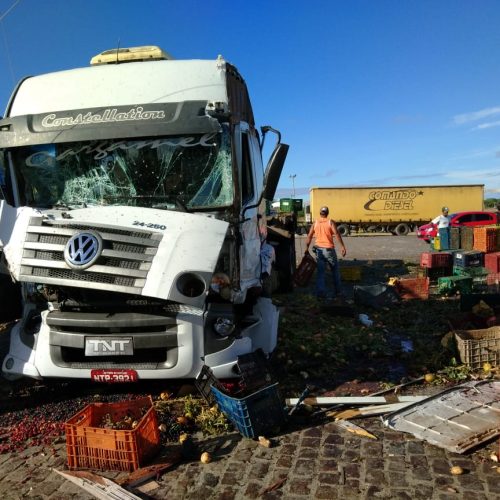 Acidente envolvendo caminhão carregado de frutas em Riachão do Jacuípe