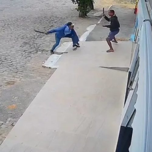 Briga com facões entre dois homens é registrada por câmera de segurança no distrito de Porto Feliz