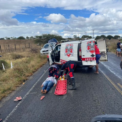 Duas mulheres ficam feridas após serem atingidas por mesa que se desprendeu de veículo na BA-411