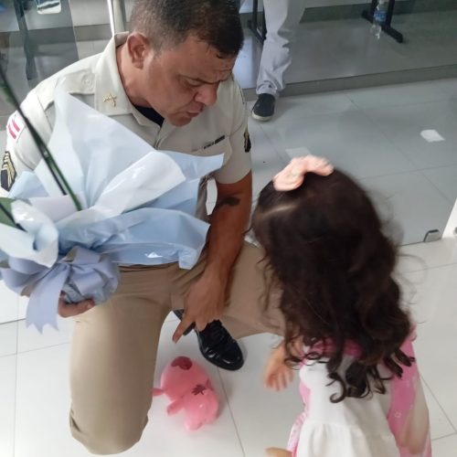 Comoção marca homenagem a PM morto em serviço; sargento acolhe filha do colega em Santaluz