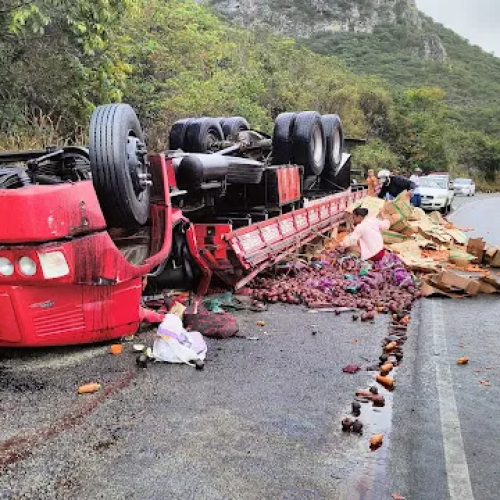 Caminhão carregado com legumes capota na curva do Balneário Sombra e Água Fresca