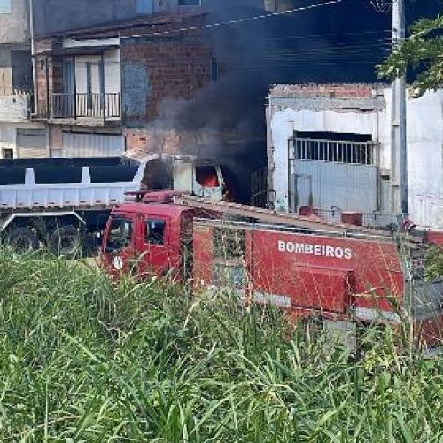 Incêndio destrói três veículos em Serrinha; suspeita é de ação provocada pelo próprio filho do dono