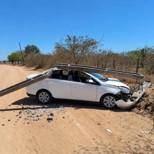 Três pessoas ficam feridas após veículo colidir contra poste em Conceição do Coité