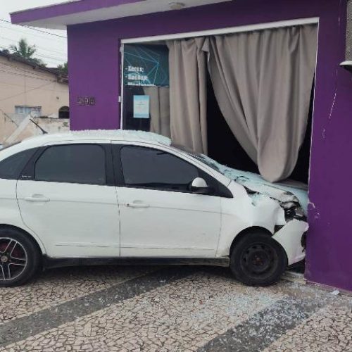 Carro desgovernado desce ladeira e atinge loja em Serrinha