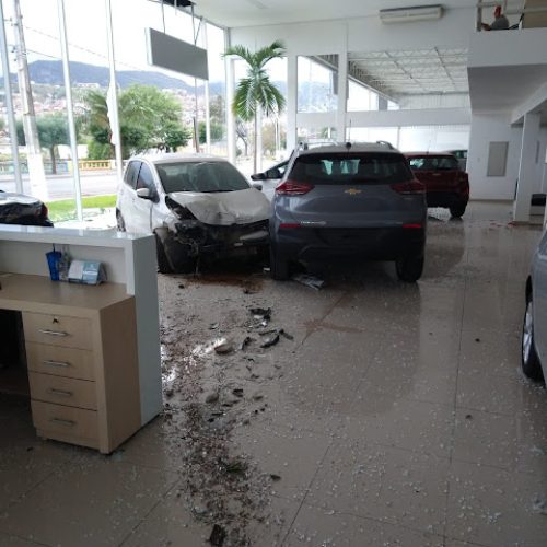 Motorista invade concessionária com carro e atinge quatro veículos 0 km em Jacobina
