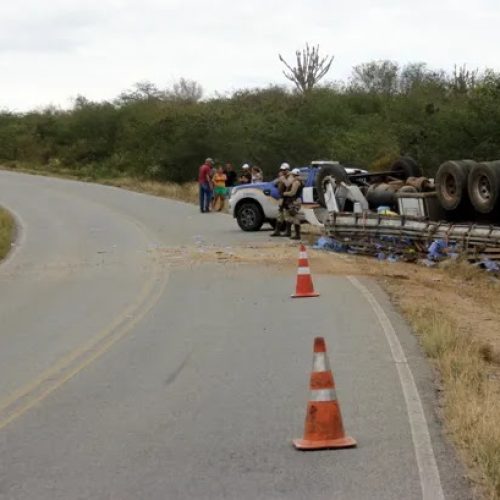 Homem morre e dois ficam feridos após caminhão capotar na BA-409, em Serrinha