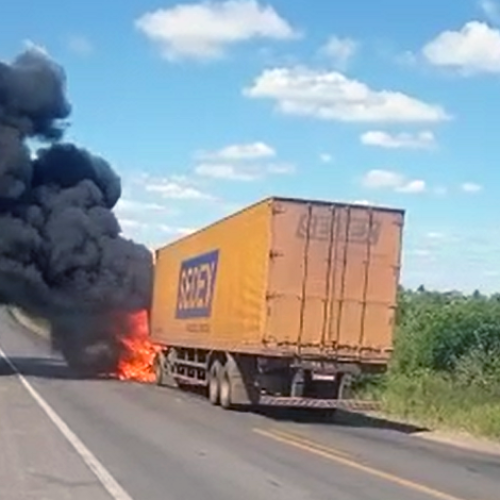 Carreta dos Correios pega fogo na BR-116, em Teofilândia, e motorista consegue escapar