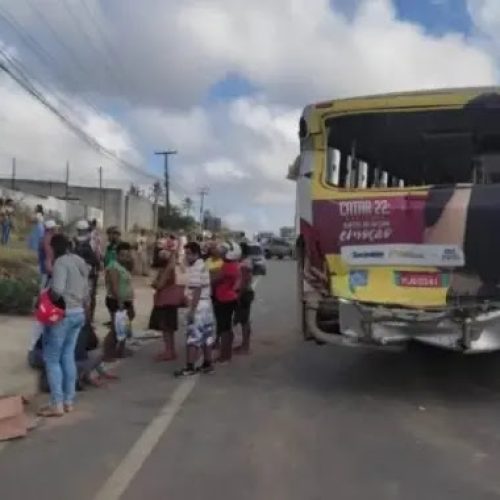 Ônibus com católicos de Pé de Serra se envolve em acidente na BR-116