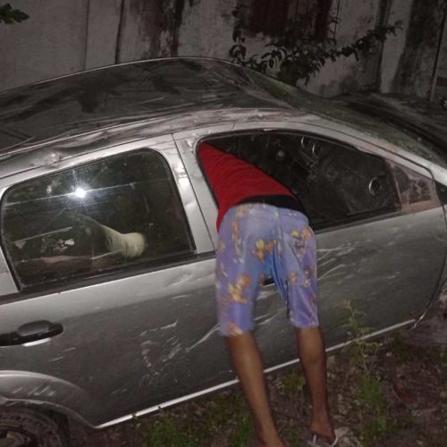 Carro desgovernado desce ladeira e invade quintal de casa em Jacobina