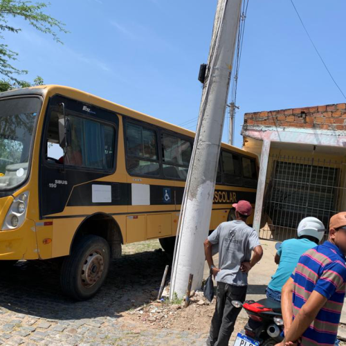 Sem motorista, ônibus escolar desce ladeira e atinge casa em Teofilândia