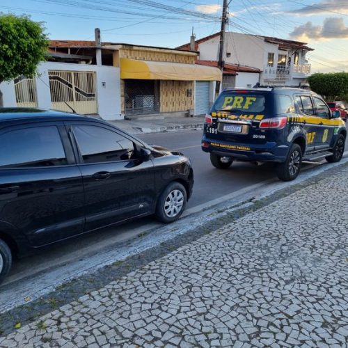 PRF aborda em Nova Fátima carro roubado no estado de São Paulo