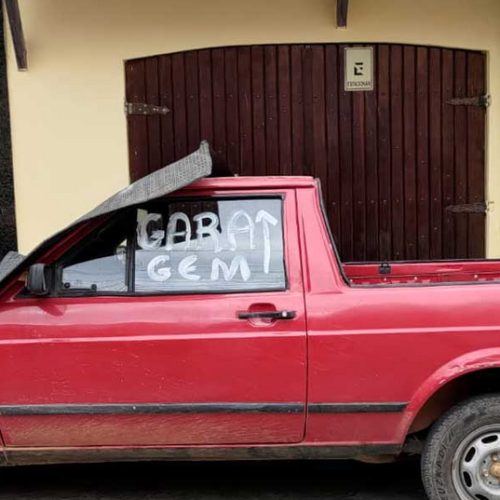 Jacobina: Morador pinta vidro de carro após homem estacionar em frente a garagem dele