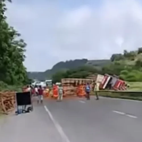 Carreta carregada de madeira tomba e interdita totalmente a BR-324 em Amélia Rodrigues