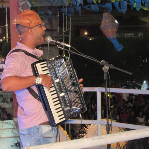 Banda Zé Baratino anima segundo dia do São João de Pé de Serra