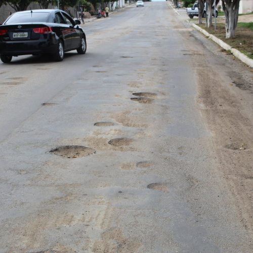 Avenida Eliel Martins com vários buracos em R. do Jacuípe