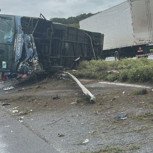 Ônibus capota na BR-324 em Feira de Santana e deixa vários feridos