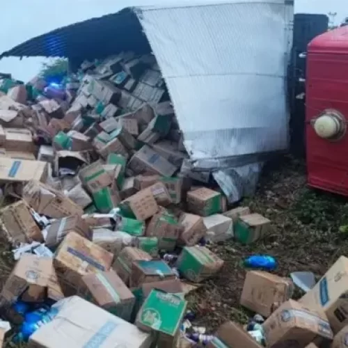 Brumado: caminhão tomba e carga de cigarros contrabandeados é apreendida